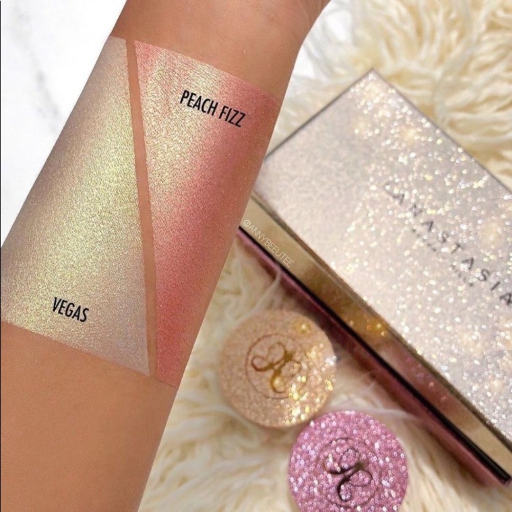 ANASTASIA BEVERLY HILLS LOOSE HIGHLIGHTER IN COLOR ‘PEACH FIZZ’